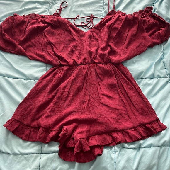 adorable maroon romper with a cold shoulder - Picture 2 of 4